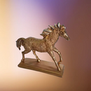 Escultura Decorativa em Gesso Dourado