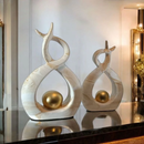 Esculturas Abstratas com Esfera Dourada