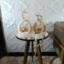 Esculturas Abstratas com Esfera Dourada