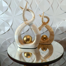 Esculturas Abstratas com Esfera Dourada